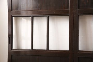 帯戸4枚セットをリペア&カスタム!高さと幅をリサイズし、ガラスを麻の葉ガラスに交換。引手を取り付け、全体を濃い茶色に着色し仕上げ。(引き戸)