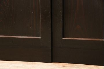 帯戸4枚セットをリペア&カスタム!高さと幅をリサイズし、ガラスを麻の葉ガラスに交換。引手を取り付け、全体を濃い茶色に着色し仕上げ。(引き戸)