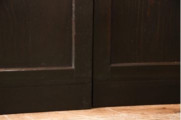 帯戸4枚セットをリペア&カスタム!高さと幅をリサイズし、ガラスを麻の葉ガラスに交換。引手を取り付け、全体を濃い茶色に着色し仕上げ。(引き戸)