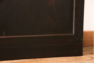 帯戸4枚セットをリペア&カスタム!高さと幅をリサイズし、ガラスを麻の葉ガラスに交換。引手を取り付け、全体を濃い茶色に着色し仕上げ。(引き戸)