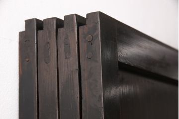 帯戸4枚セットをリペア&カスタム!高さと幅をリサイズし、ガラスを麻の葉ガラスに交換。引手を取り付け、全体を濃い茶色に着色し仕上げ。(引き戸)
