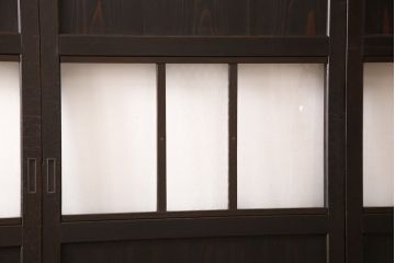 帯戸4枚セットをリペア&カスタム!高さと幅をリサイズし、ガラスを麻の葉ガラスに交換。引手を取り付け、全体を濃い茶色に着色し仕上げ。(引き戸)