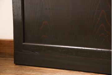 帯戸4枚セットをリペア&カスタム!高さと幅をリサイズし、ガラスを麻の葉ガラスに交換。引手を取り付け、全体を濃い茶色に着色し仕上げ。(引き戸)
