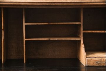 ストリップド仕上げをしたライティングビューローをリペア&カスタム!全体に蜜蝋ワックスを塗布し、1トーン落ち着いた色に。(デスク、座机)