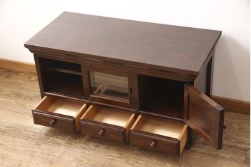 松本民芸家具のローボードをリペア&カスタム!天板と挽き物脚を取り付け。引き戸はクリアガラスを入れ、背面に配線穴あけ加工をしてテレビボードにリメイク。(テレビ台)