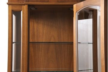 ドレクセルヘリテイジのキュリオケースをリペア&カスタム!ガラス戸板のダメージがあるものを交換し、1枚追加。(飾り棚、ショーケース、キャビネット)
