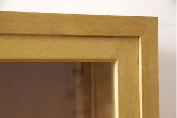 ガラス戸棚をリペア&カスタム!木製脚を取り付け、引き戸に戸車を追加。(キャビネット、食器棚)