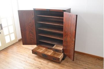 岩谷堂箪笥のワードローブをリペア&カスタム!内部のハンガーポールを取り外し、棚板を取り付けてキャビネットにリメイク。(収納棚、戸棚)