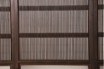 裏障子付き格子戸4枚をリペア&カスタム!高さと幅をリサイズし、上下の桟はフラットにし戸車を取り付け。本体をダークブラウンに着色し仕上げ。(引き戸、障子戸)