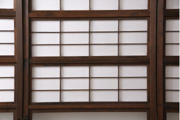 裏障子付き格子戸4枚をリペア&カスタム!高さと幅をリサイズし、上下の桟はフラットにし戸車を取り付け。本体をダークブラウンに着色し仕上げ。(引き戸、障子戸)
