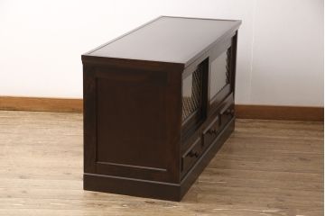 北海道民芸家具のローテーブルをリペア&カスタム!台輪と配線用穴を追加し、テレビ台にリメイク。引き戸にチェッカーガラスを使用。(テレビボード、戸棚)