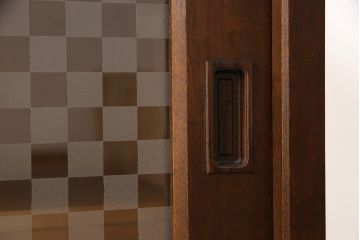 北海道民芸家具のローテーブルをリペア&カスタム!台輪と配線用穴を追加し、テレビ台にリメイク。引き戸にチェッカーガラスを使用。(テレビボード、戸棚)