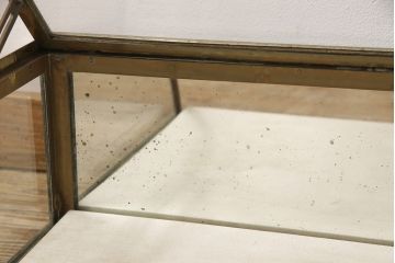 フランスアンティークのRガラス卓上ショーケースの見た目を変えずに綺麗にリペア!(店舗什器、ガラスケース)