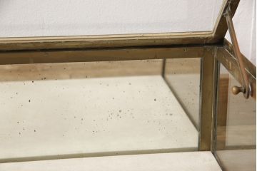 フランスアンティークのRガラス卓上ショーケースの見た目を変えずに綺麗にリペア!(店舗什器、ガラスケース)
