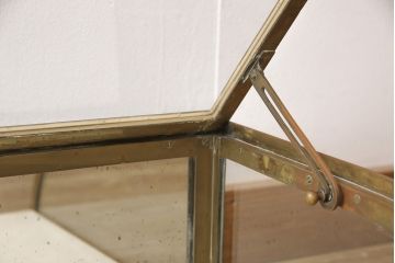 フランスアンティークのRガラス卓上ショーケースの見た目を変えずに綺麗にリペア!(店舗什器、ガラスケース)