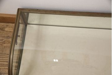 フランスアンティークのRガラス卓上ショーケースの見た目を変えずに綺麗にリペア!(店舗什器、ガラスケース)
