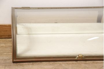 フランスアンティークのRガラス卓上ショーケースの見た目を変えずに綺麗にリペア!(店舗什器、ガラスケース)