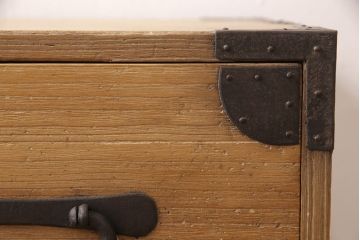 和製アンティークの衣装箪笥をリペア&カスタム!ストリップド(塗装剥離)して蜜蝋ワックスで仕上げ。(ローチェスト、引き出し)