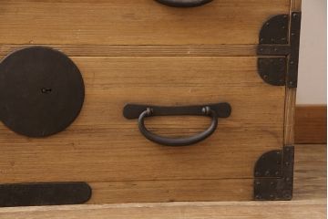 和製アンティークの衣装箪笥をリペア&カスタム!ストリップド(塗装剥離)して蜜蝋ワックスで仕上げ。(ローチェスト、引き出し)