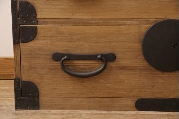 和製アンティークの衣装箪笥をリペア&カスタム!ストリップド(塗装剥離)して蜜蝋ワックスで仕上げ。(ローチェスト、引き出し)