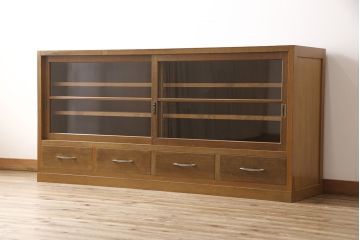 昭和中期の収納棚をリペア&カスタム!ガラスをクリーニングし、内部は棚板を追加。全体を1トーン落ち着いた色味に着色し仕上げ。(ガラス戸棚、収納棚)