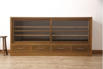 昭和中期の収納棚をリペア&カスタム!ガラスをクリーニングし、内部は棚板を追加。全体を1トーン落ち着いた色味に着色し仕上げ。(ガラス戸棚、収納棚)