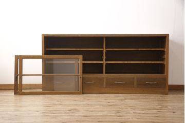 昭和中期の収納棚をリペア&カスタム!ガラスをクリーニングし、内部は棚板を追加。全体を1トーン落ち着いた色味に着色し仕上げ。(ガラス戸棚、収納棚)