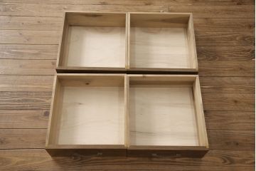 昭和中期の収納棚をリペア&カスタム!ガラスをクリーニングし、内部は棚板を追加。全体を1トーン落ち着いた色味に着色し仕上げ。(ガラス戸棚、収納棚)