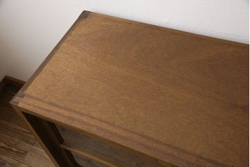 昭和中期の収納棚をリペア&カスタム!ガラスをクリーニングし、内部は棚板を追加。全体を1トーン落ち着いた色味に着色し仕上げ。(ガラス戸棚、収納棚)