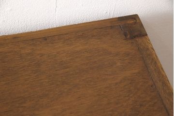 昭和中期の収納棚をリペア&カスタム!ガラスをクリーニングし、内部は棚板を追加。全体を1トーン落ち着いた色味に着色し仕上げ。(ガラス戸棚、収納棚)