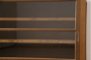 昭和中期の収納棚をリペア&カスタム!ガラスをクリーニングし、内部は棚板を追加。全体を1トーン落ち着いた色味に着色し仕上げ。(ガラス戸棚、収納棚)