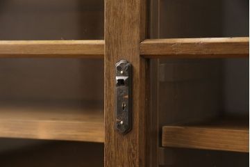 昭和中期の収納棚をリペア&カスタム!ガラスをクリーニングし、内部は棚板を追加。全体を1トーン落ち着いた色味に着色し仕上げ。(ガラス戸棚、収納棚)