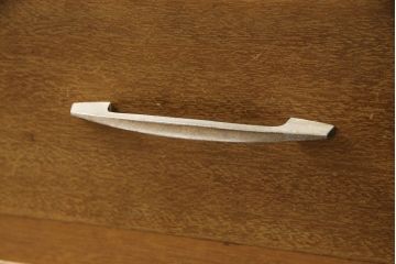 昭和中期の収納棚をリペア&カスタム!ガラスをクリーニングし、内部は棚板を追加。全体を1トーン落ち着いた色味に着色し仕上げ。(ガラス戸棚、収納棚)