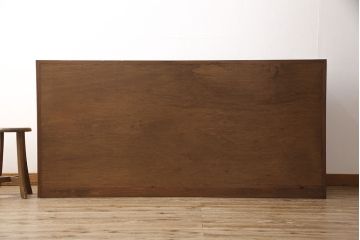 昭和中期の収納棚をリペア&カスタム!ガラスをクリーニングし、内部は棚板を追加。全体を1トーン落ち着いた色味に着色し仕上げ。(ガラス戸棚、収納棚)