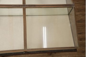 フランスアンティークのガラスケースの見た目を変えずに綺麗にリペア!脚とガラスケースを分割できる仕様に加工。(ショーケース、店舗什器)