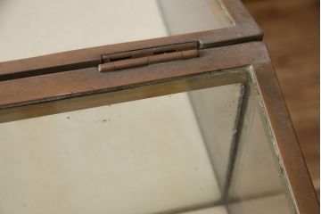 フランスアンティークのガラスケースの見た目を変えずに綺麗にリペア!脚とガラスケースを分割できる仕様に加工。(ショーケース、店舗什器)
