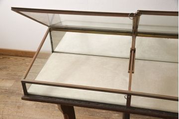 フランスアンティークのガラスケースの見た目を変えずに綺麗にリペア!脚とガラスケースを分割できる仕様に加工。(ショーケース、店舗什器)