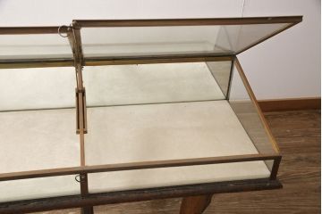 フランスアンティークのガラスケースの見た目を変えずに綺麗にリペア!脚とガラスケースを分割できる仕様に加工。(ショーケース、店舗什器)