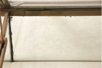 フランスアンティークのガラスケースの見た目を変えずに綺麗にリペア!脚とガラスケースを分割できる仕様に加工。(ショーケース、店舗什器)