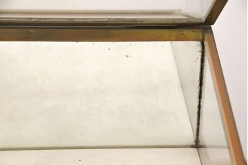 フランスアンティークのガラスケースの見た目を変えずに綺麗にリペア!脚とガラスケースを分割できる仕様に加工。(ショーケース、店舗什器)