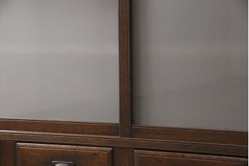 和製アンティークのガラス戸棚をリペア&カスタム!引き戸のガラスをすりガラスに変更し、天板と木製脚を取り付け。(サイドボード、キャビネット)