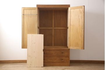 軽井沢彫りのワードローブの見た目を変えずに綺麗にリペア!内部に棚板を2枚追加。(洋服タンス、キャビネット)