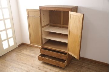 軽井沢彫りのワードローブの見た目を変えずに綺麗にリペア!内部に棚板を2枚追加。(洋服タンス、キャビネット)