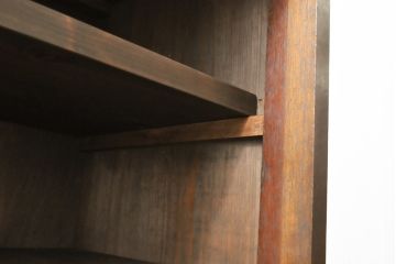 戸棚をリペア&カスタム!背板と木製脚を取り付け、棚板を新材に交換。全体を自然な茶色に着色仕上げ。(収納棚、キャビネット)