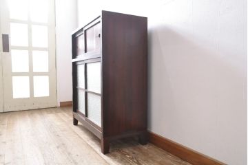 ガラス戸棚をリペア&カスタム!背板と木製脚を取り付け、棚板を新材に交換。全体を自然な茶色に着色仕上げ。(収納棚、キャビネット)