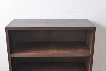 ガラス戸棚をリペア&カスタム!背板と木製脚を取り付け、棚板を新材に交換。全体を自然な茶色に着色仕上げ。(収納棚、キャビネット)