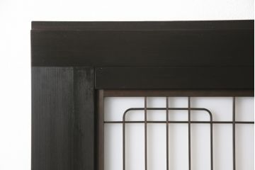 ヴィンテージの組子入りガラス戸2枚をリペア&カスタム!高さと幅をリサイズし、ガラスをアクリル板に変更。濃い茶色で着色仕上げ。(引き戸、建具、ビンテージ)