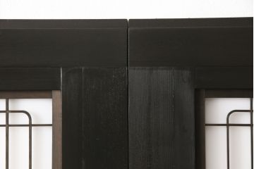 ヴィンテージの組子入りガラス戸2枚をリペア&カスタム!高さと幅をリサイズし、ガラスをアクリル板に変更。濃い茶色で着色仕上げ。(引き戸、建具、ビンテージ)