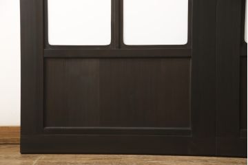 ヴィンテージの組子入りガラス戸2枚をリペア&カスタム!高さと幅をリサイズし、ガラスをアクリル板に変更。濃い茶色で着色仕上げ。(引き戸、建具、ビンテージ)