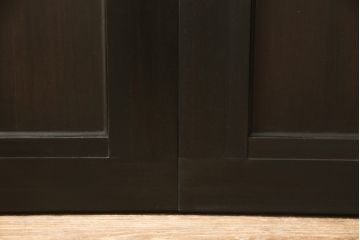 ヴィンテージの組子入りガラス戸2枚をリペア&カスタム!高さと幅をリサイズし、ガラスをアクリル板に変更。濃い茶色で着色仕上げ。(引き戸、建具、ビンテージ)